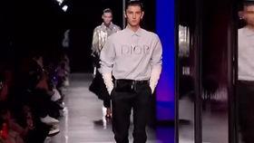 男孩走秀视频,男孩走秀视频惊艳亮相